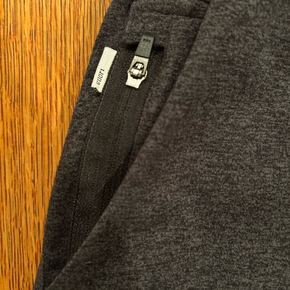 Vuori Women’s Halo Performance Shorts Dark Grey - Size Medium - Picture 3 of 4